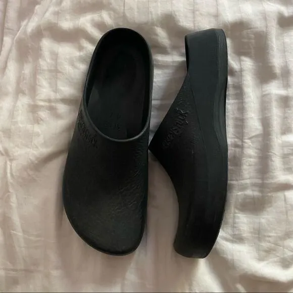 🍄 Birkenstock Black Croc Style Slip On Shoes