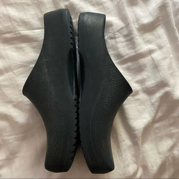 🍄 Birkenstock Black Croc Style Slip On Shoes