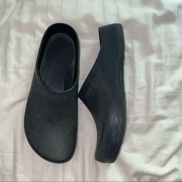 🍄 Birkenstock Black Croc Style Slip On Shoes