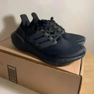 1.L, NEW Men's Adidas Mens Running Shoes- Black- US 6.5 MENS