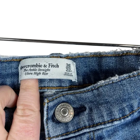Abercrombie Curve Love Ankle Straight Raw Hem Ultra High Rise Jeans Size 22S