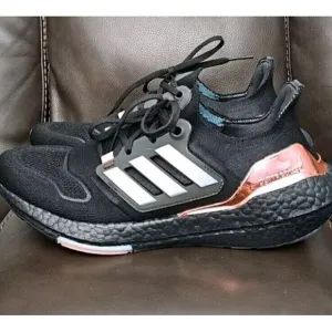 Adidas UltraBoost 22  Athletic Running Shoes Women's Size 9 NWT