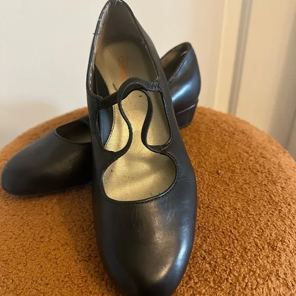 Aetrex Black Leather Mary Jane heels  with Strap and Rounded Toe