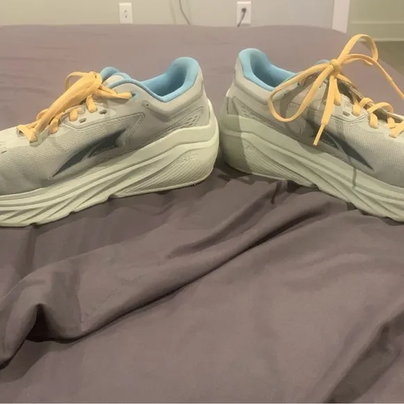 Altra running road shoes, Olympus