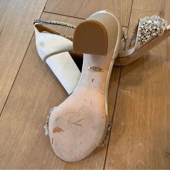 &quot;FINESSE&quot; BY BADGLEY MISCHKA BRIDAL size 7