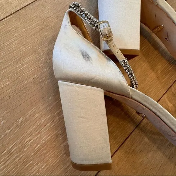 &quot;FINESSE&quot; BY BADGLEY MISCHKA BRIDAL size 7