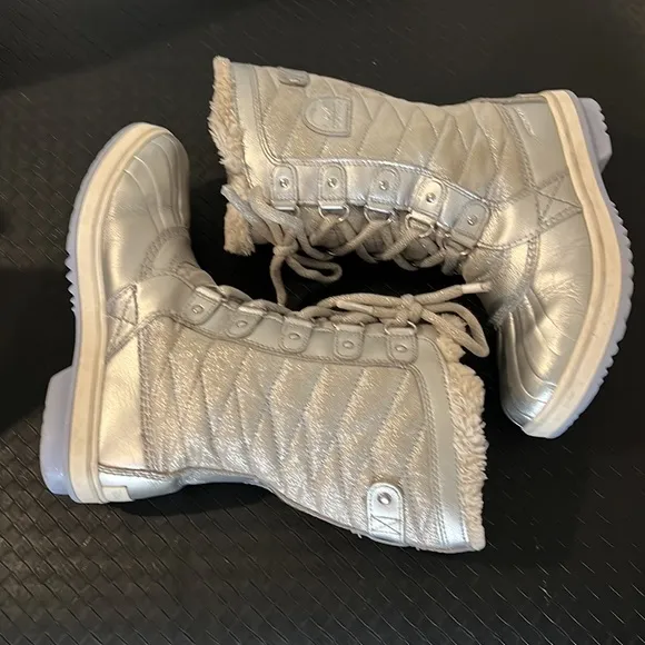 Authentic Sorel signature Disney Frozen girls waterproof winter boots sz 4