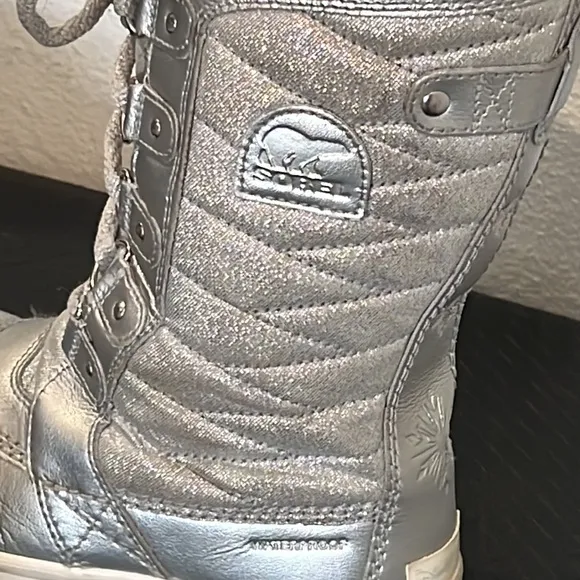 Authentic Sorel signature Disney Frozen girls waterproof winter boots sz 4