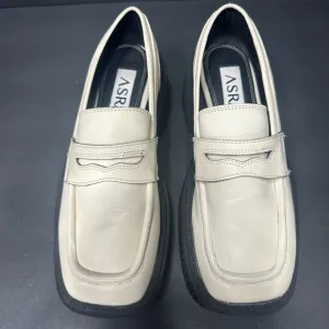 AZRA Cream women  mocasines size 7.5 pre owned Exellent condition.