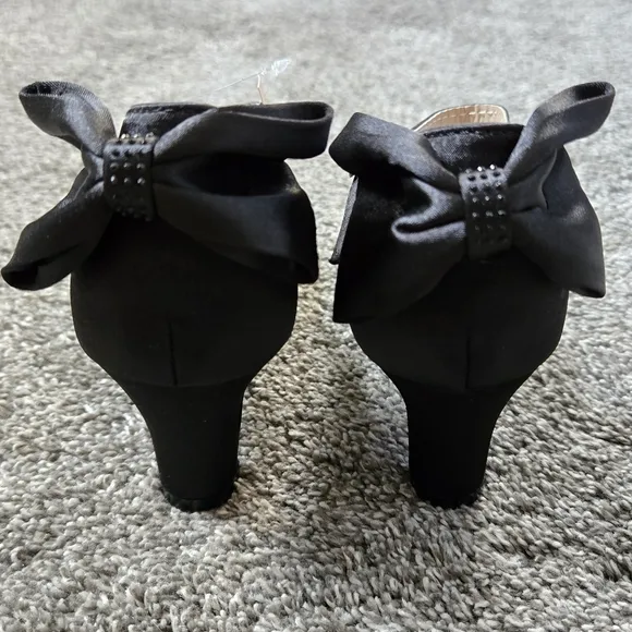 Badgley Mischka Girls Satin Dress Shoe with Bow on Heel size 5