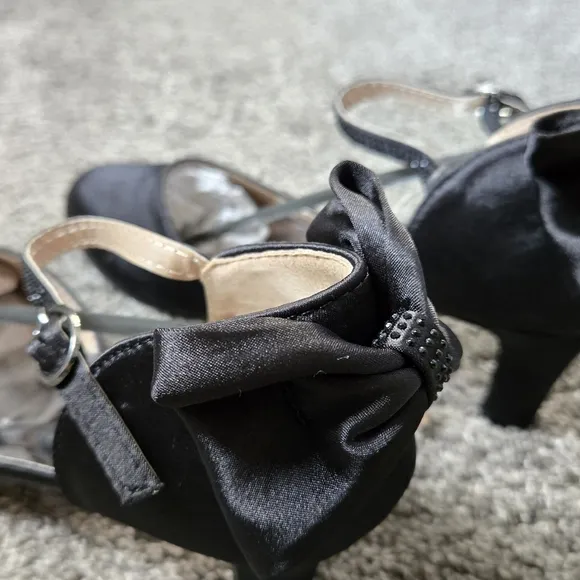 Badgley Mischka Girls Satin Dress Shoe with Bow on Heel size 5