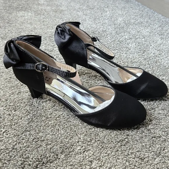 Badgley Mischka Girls Satin Dress Shoe with Bow on Heel size 5