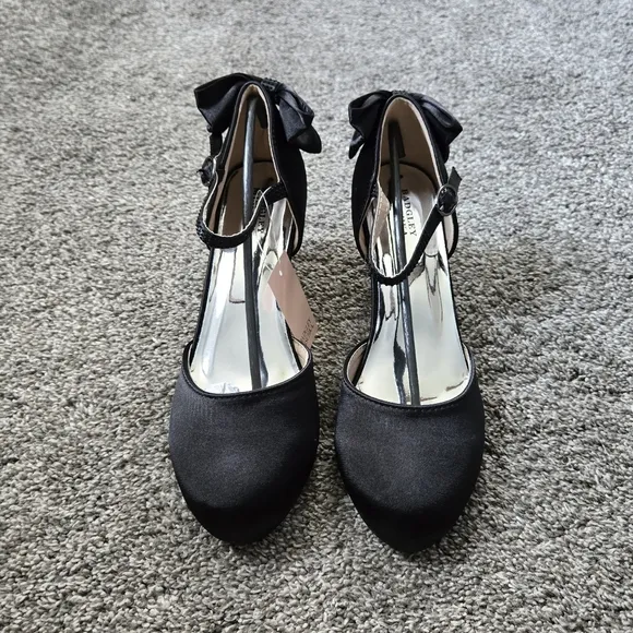 Badgley Mischka Girls Satin Dress Shoe with Bow on Heel size 5