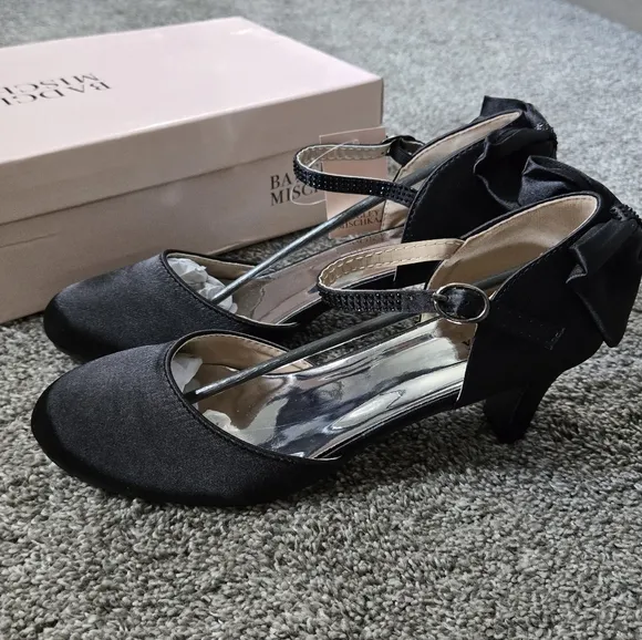 Badgley Mischka Girls Satin Dress Shoe with Bow on Heel size 5