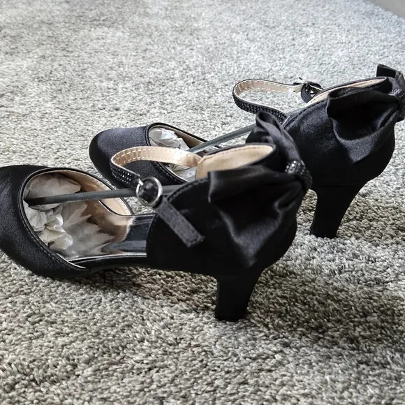 Badgley Mischka Girls Satin Dress Shoe with Bow on Heel size 5