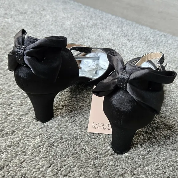 Badgley Mischka Girls Satin Dress Shoe with Bow on Heel size 5