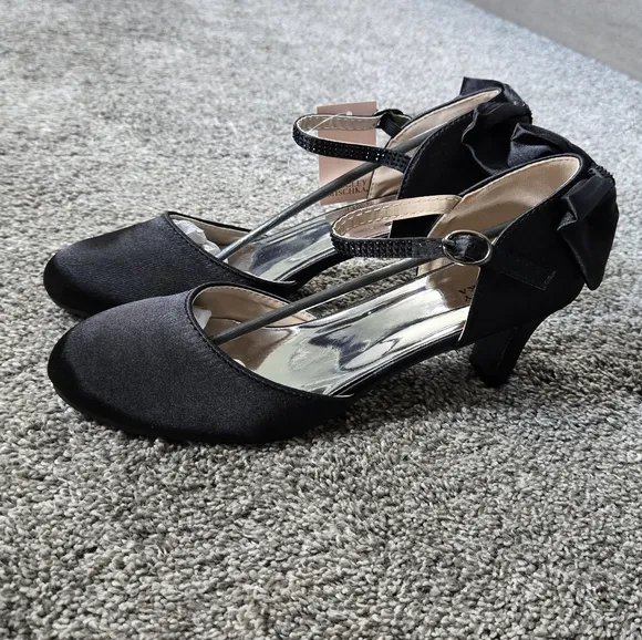 Badgley Mischka Girls Satin Dress Shoe with Bow on Heel size 5