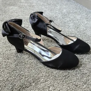 Badgley Mischka Girls Satin Dress Shoe with Bow on Heel size 5