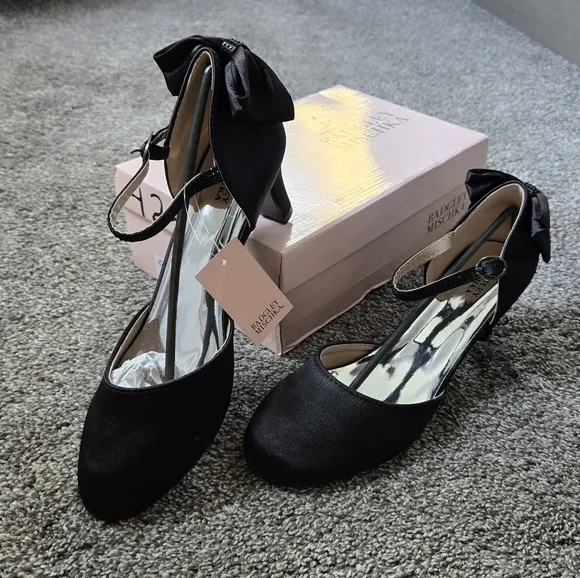 Badgley Mischka Girls Satin Dress Shoe with Bow on Heel size 5
