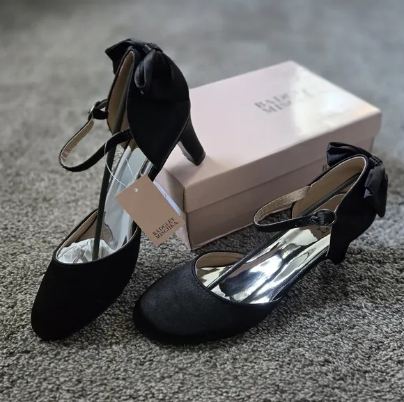 Badgley Mischka Girls Satin Dress Shoe with Bow on Heel size 5