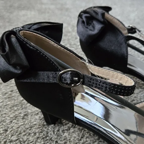 Badgley Mischka Girls Satin Dress Shoe with Bow on Heel size 5