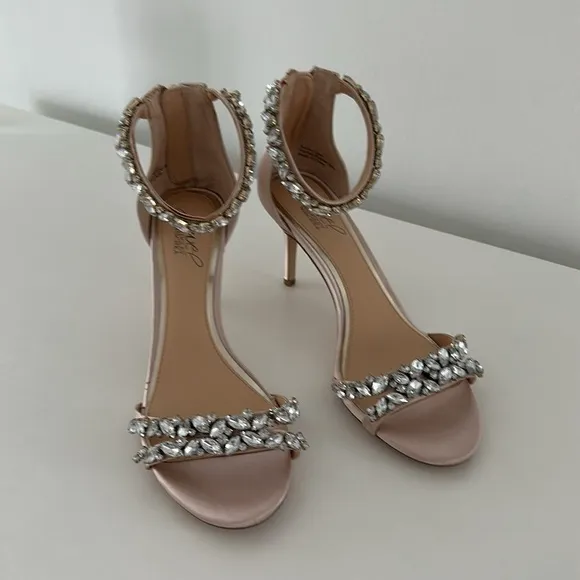 Bagdly Mischka Size:7 1/2 Embellished Strap Evening Shoe