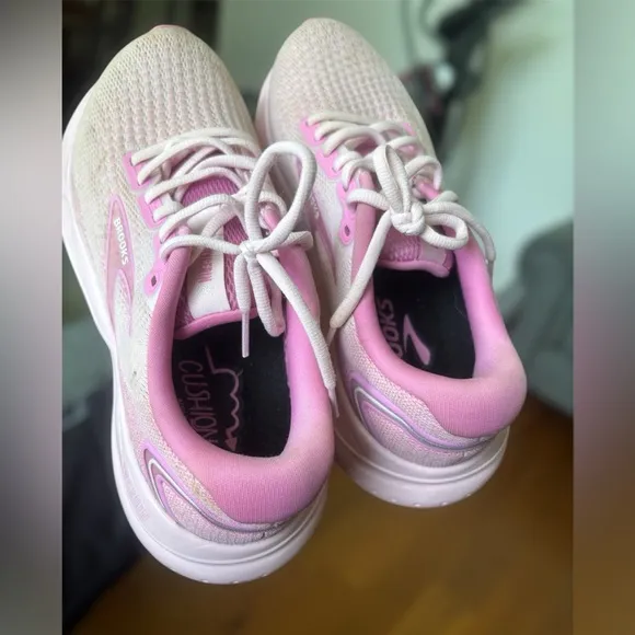 Beautiful pink Brooks Glycerin 21 Pink Running Shoes size 8.5