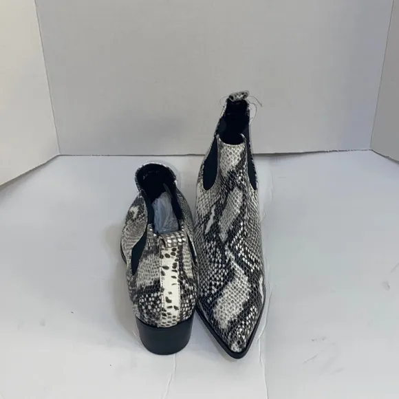 BLONDO Emelia Leather Snake Print Waterproof Chelsea Boots Size 8.5