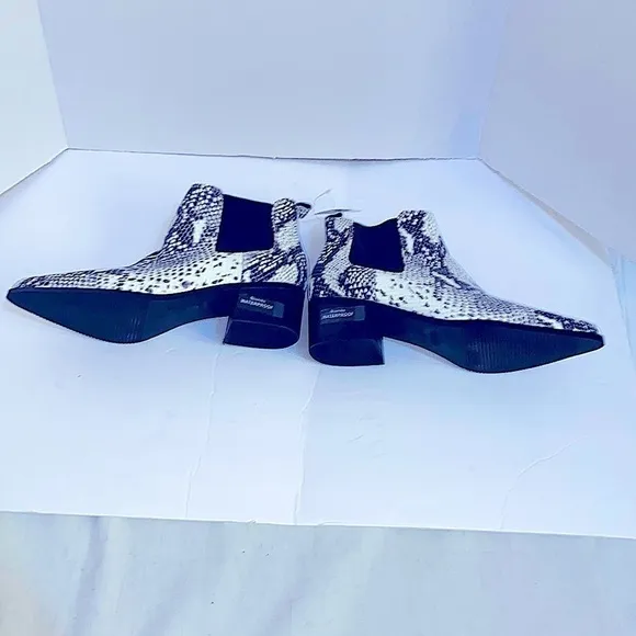 BLONDO Emelia Leather Snake Print Waterproof Chelsea Boots Size 8.5