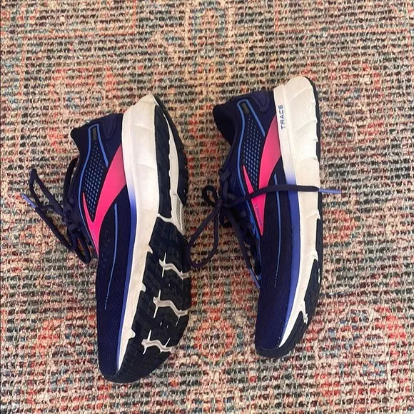 Brooks Trace 2 Womens running shoes size 8