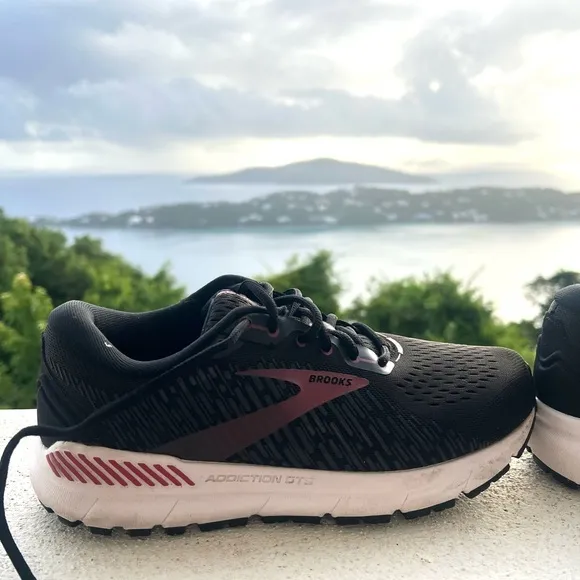 Brooks Women's Running Shoe 9.5 Addiction GTS 15 Almost new!