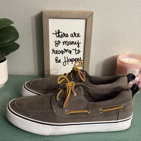Brown Sperry Shoes with Yellow Laces SZ 9 box 95