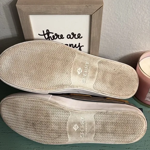 Brown Sperry Shoes with Yellow Laces SZ 9 box 95