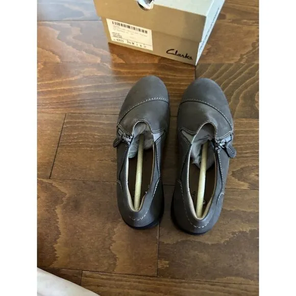 Clarks Womens 6.5 M  Appley Zip Shoes Taupe Nubuck Leather Comfort Shoe NEW