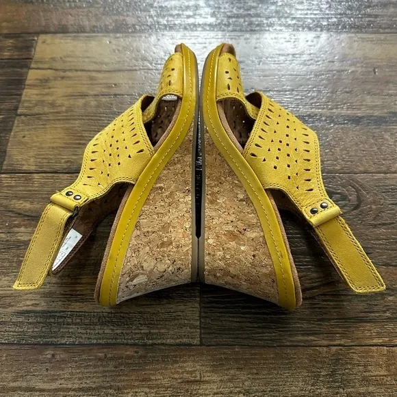 COBB HILL Janna Yellow Slingback Sandals Shoes Size 7 EUC