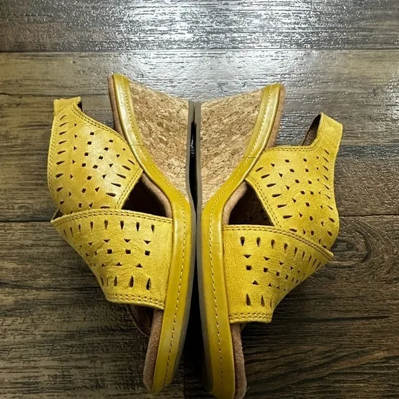 COBB HILL Janna Yellow Slingback Sandals Shoes Size 7 EUC