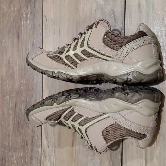Columbia Womens  hiking sneakers outdoor shoes sz 7