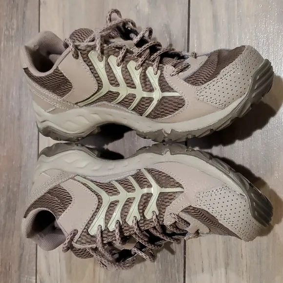 Columbia Womens  hiking sneakers outdoor shoes sz 7