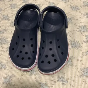 Crocs Men’s Size 10 NEW Navy Blue White Red Crocs on side Sporty &amp; Comfortable
