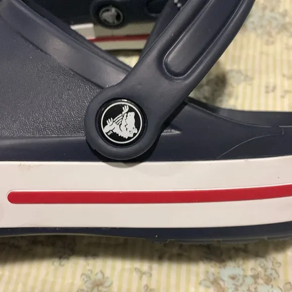 Crocs Men’s Size 10 NEW Navy Blue White Red Crocs on side Sporty &amp; Comfortable