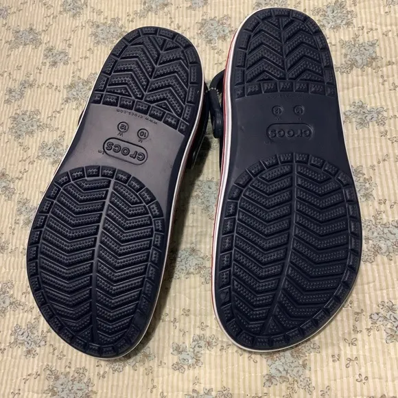Crocs Men’s Size 10 NEW Navy Blue White Red Crocs on side Sporty &amp; Comfortable