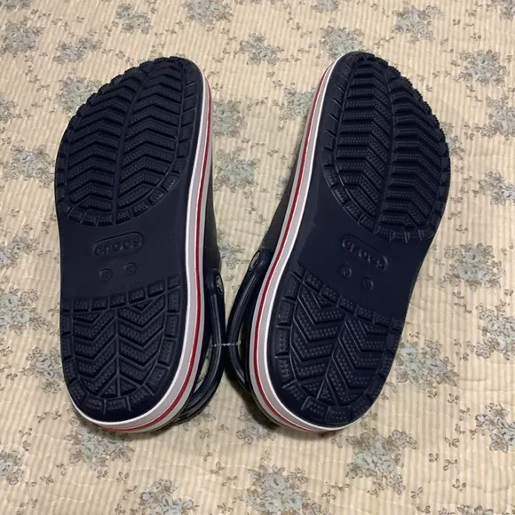Crocs Men’s Size 10 NEW Navy Blue White Red Crocs on side Sporty &amp; Comfortable