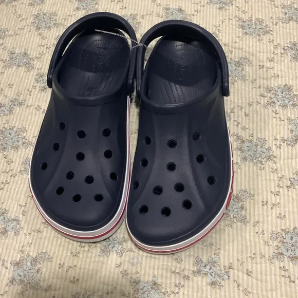 Crocs Men’s Size 10 NEW Navy Blue White Red Crocs on side Sporty &amp; Comfortable