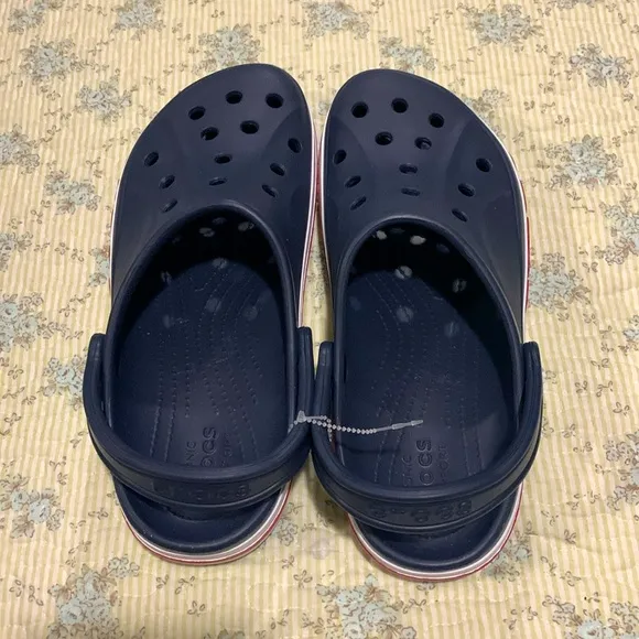Crocs Men’s Size 10 NEW Navy Blue White Red Crocs on side Sporty &amp; Comfortable