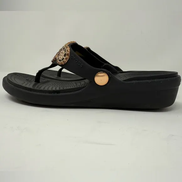 Crocs Sanrah Diamante Wedge Flip Sandal Thong Womens Size 8 Black Gold Comfort