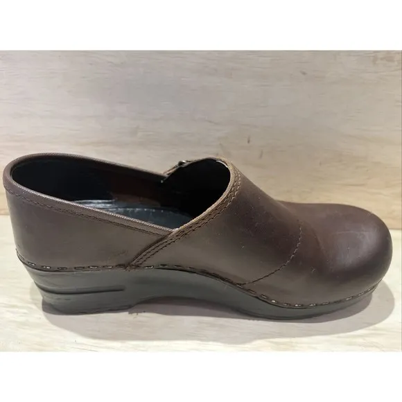 Dansko Womens Brown Leather Clogs Shoes Slip on Size 37 or 6.5 to 7