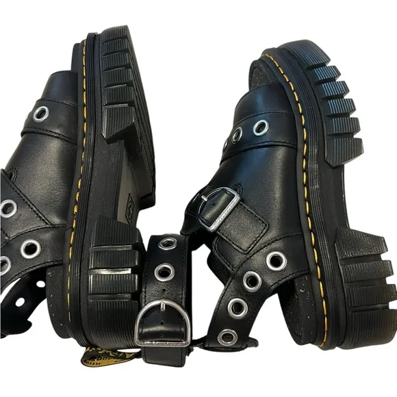 Dr Martens Black Leather womens   Shoes Size 8 new without tag