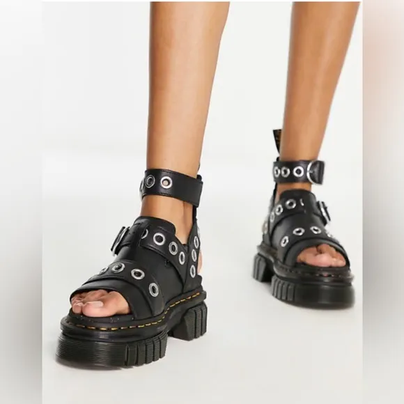 Dr Martens Black Leather womens   Shoes Size 8 new without tag