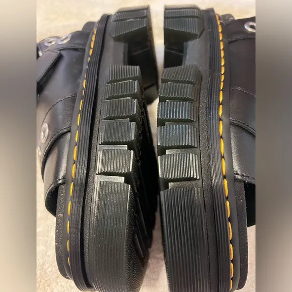 Dr Martens Black Leather womens   Shoes Size 8 new without tag