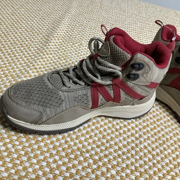 Eddie Bauer hiking men’s shoes 6.5 Wide. NWT